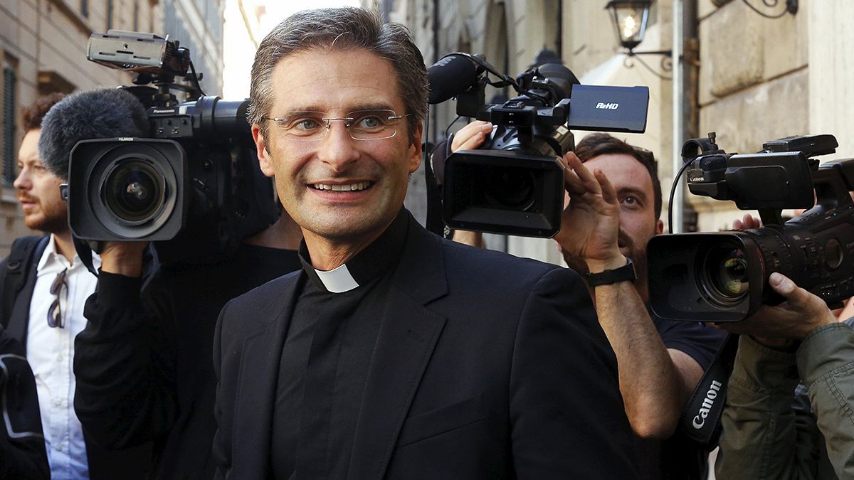 راهب بولندي  يكشف عن ميوله الجنسية المثلية ويحدث ضجة في الفاتيكان