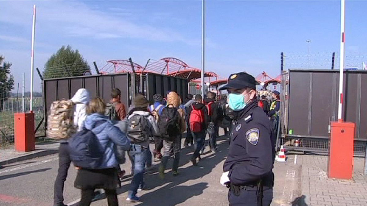 Hungría termina de levantar la valla en su frontera con Croacia