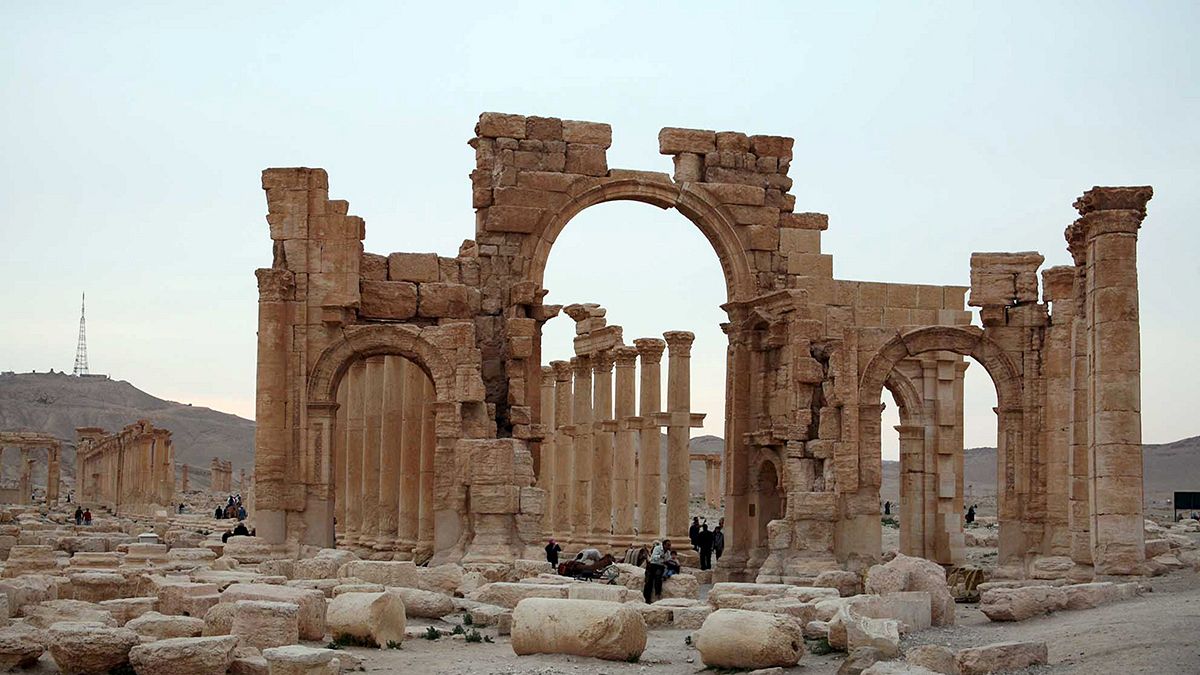 تنظيم الدولة الإسلامية يُفجر قوس النصر الأثري الشهير في مدينة تدمر بسوريا
