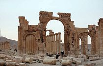 تنظيم الدولة الإسلامية يُفجر قوس النصر الأثري الشهير في مدينة تدمر بسوريا