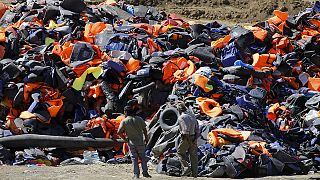 تقرير: مخاوف من أزمة نفايات في الجزر اليونانية بسبب اللاجئين