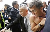 Air France will tausende Stellen kappen - rabiate Mitarbeiter reißen Managern Hemden vom Leib