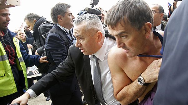Air France : le DRH violemment pris à parti par des manifestants Air France : le DRH violemment pris à parti par des manifestants
