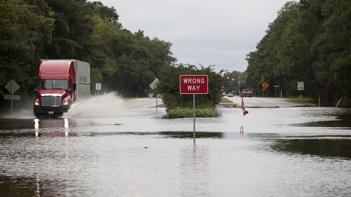 الأمطار الغزيرة في ولاية كارولينا تتسبب بمقل 8 أشخاص على الأقل