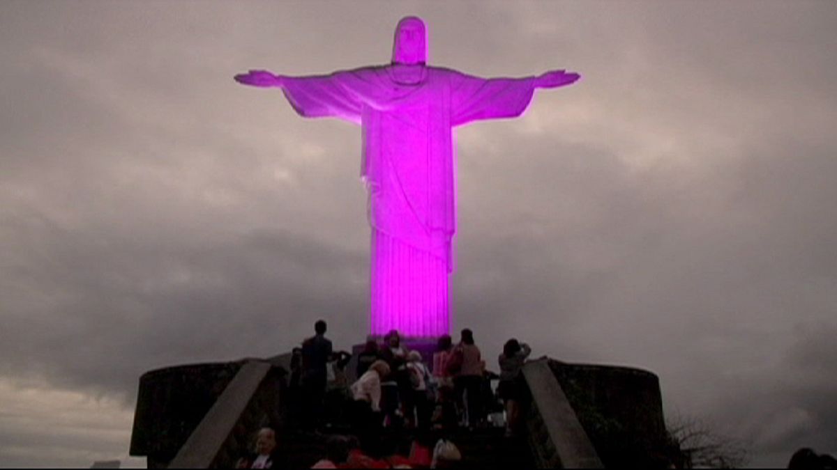 Рио-де-Жанейро: розовый Христос в месяц борьбы с раком груди