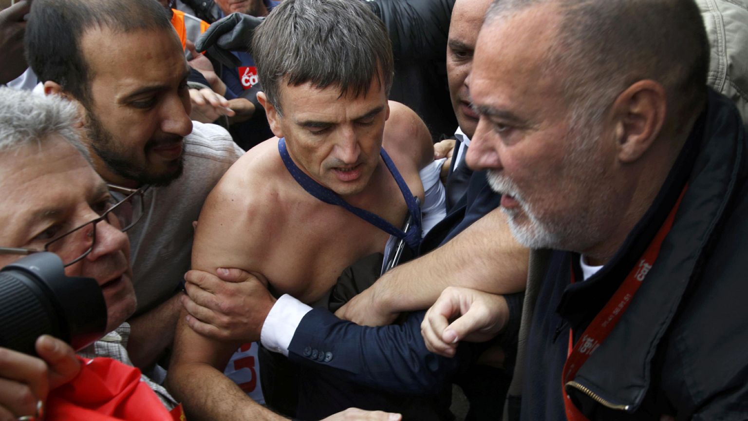 Air France: interviene il governo, Valls annuncia "sanzioni severe"