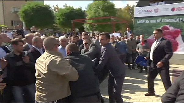 Jet d'œufs sur le Premier ministre Kosovar Jet d'œufs sur le Premier ministre Kosovar