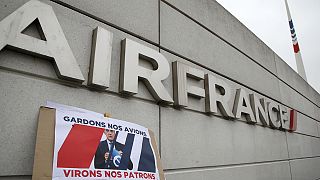 El gobierno francés afirma que hay tiempo para negociar en Air France; identificados parte de los agresores el lunes
