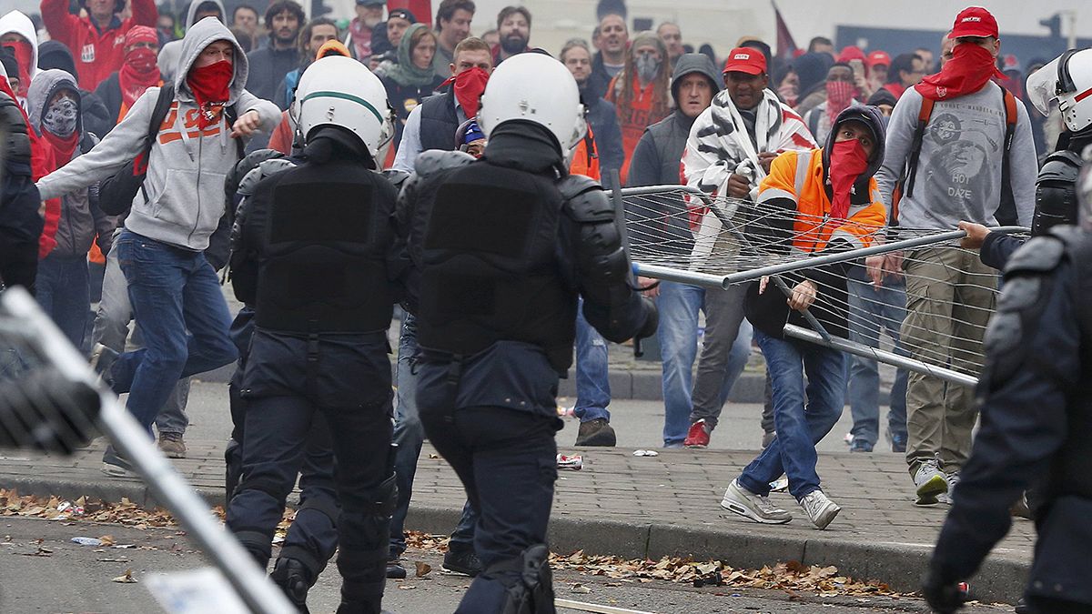 اشتباكات بين الشرطة البلجيكية ومتظاهرين خلال مسيرة ضد الاجراءات التقشفية الجديدة