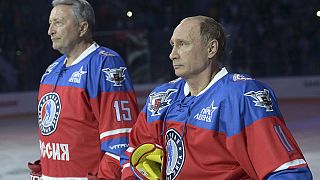 في عيد ميلاده الـ63 بوتين يقود فريقه للفوز في مباراة للهوكي على الجليد