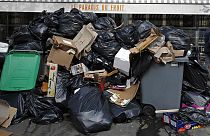 Greve na recolha de lixo em Paris vai no 4.° dia e turismo pode estar em risco