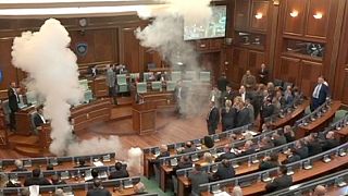 Des oeufs et des fumigènes au parlement du Kosovo