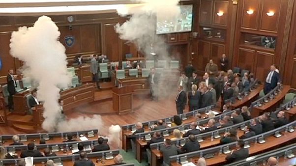 Kosovo, lacrimogeni in Parlamento contro ratifica accordo con la Serbia Kosovo, lacrimogeni in Parlamento contro ratifica accordo con la Serbia