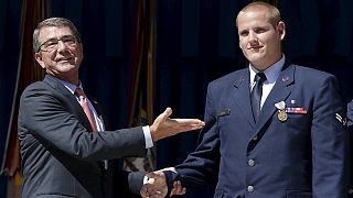 Accoltellato Spencer Stone, l'eroe del treno Amsterdam-Parigi. Air Force: è vivo