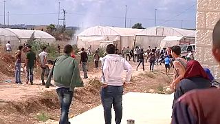 Estudantes palestinianos feridos em confrontos com militares israelitas