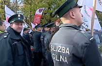 Varsovie : manifestation en uniformes