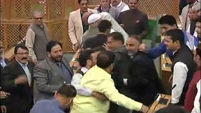 Κασμίρ: Μπουνιές και κλωτσιές στη βουλή