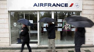 Air France meets pilots for first time since violent protest