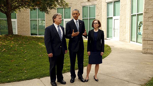 Obama met by pro-gun protests at scene of latest school shooting in Oregon Obama met by pro-gun protests at scene of latest school shooting in Oregon