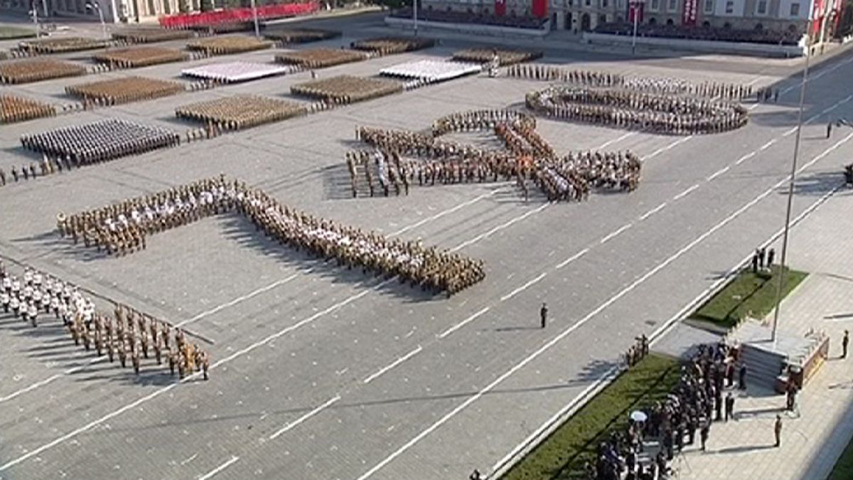 Imponente parata militare per l'anniversario del regime Nord coreano