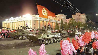 Parada noturna em Pyongyang