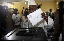 الغينيون ينتخبون رئيسا جديدا للبلاد وسط أجواء التوتر