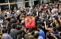 Choquée et en colère, la Turquie enterre ses morts
