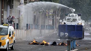 الشرطة التركية تستخدم خراطيم المياه والرصاص المطاطي لتفريق المتظاهرين الذين يحتجون في تظاهرة مؤيدة للأكراد في منطقة ديار بكر، بعد يوم واحد على مقتل 128 شخصا في تفجير مزدوج في العاصمة التركية أنقرة.