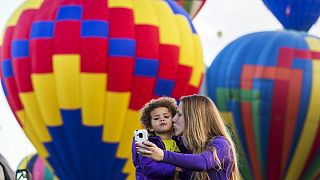Bunter Himmel: Heißluftballons bei der 44. Internationalen "Balloon Fiesta"  in Albuquerque, US-Bundesstaat Neu-Mexiko