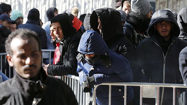 Alemanha pondera criar zonas de trânsito para refugiados Alemanha pondera criar zonas de trânsito para refugiados