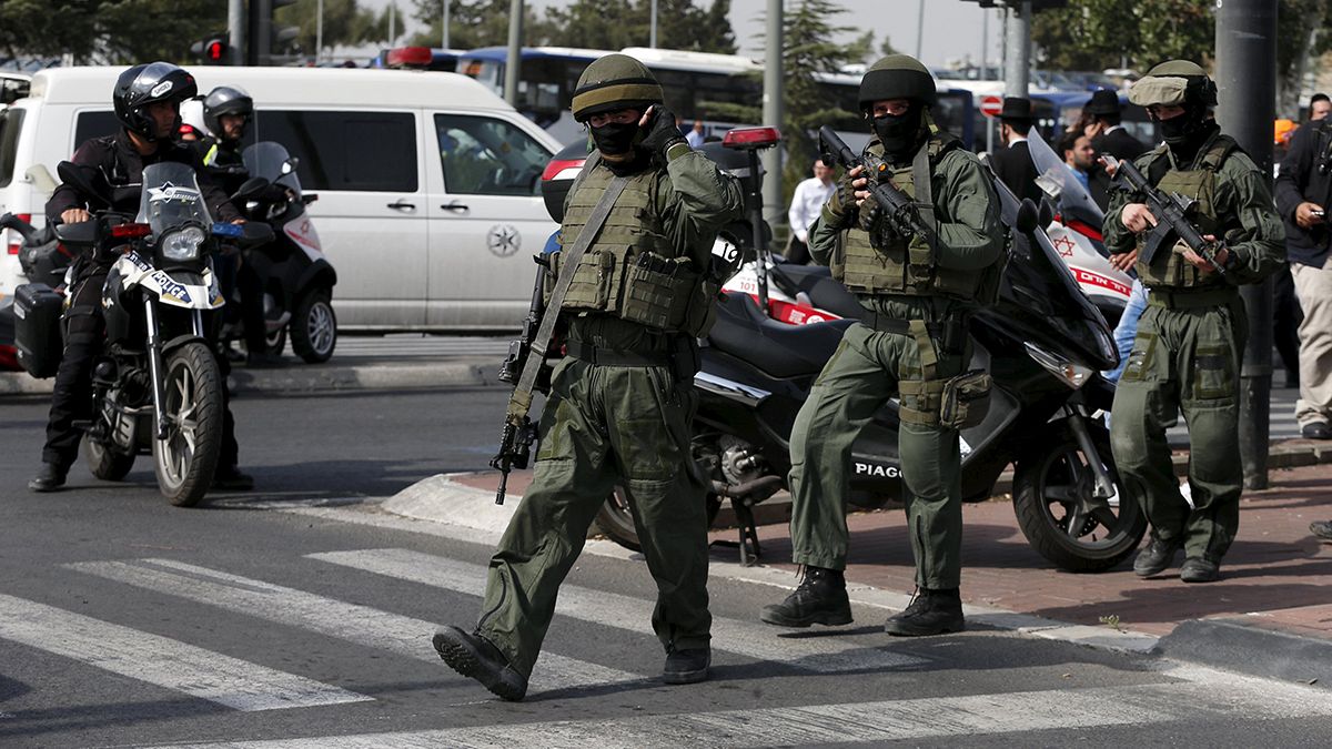 الشرطة الإسرائيلية تقول إن اثنين من رجالها تعرضا للطعن من طرف فلسطينييْن