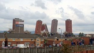 Glasgow: demolite le Torri rosse