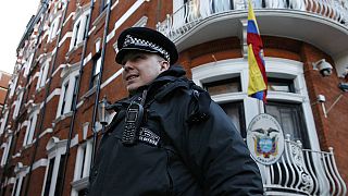 Police drop guard on Julian Assange at Ecuadorian embassy