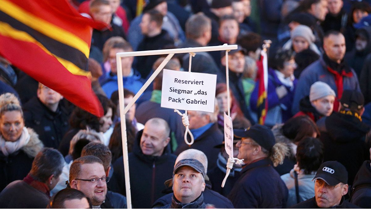 El grupo xenófobo Pegida llama "mujer irresponsable" a Merkel en su concentración semanal en Dresde