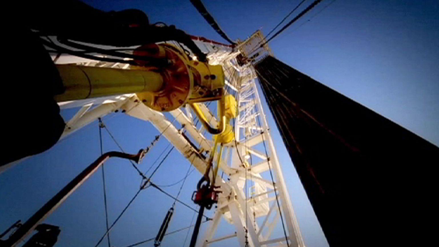 El excedente de petróleo continuará en los mercados internacionales en 2016