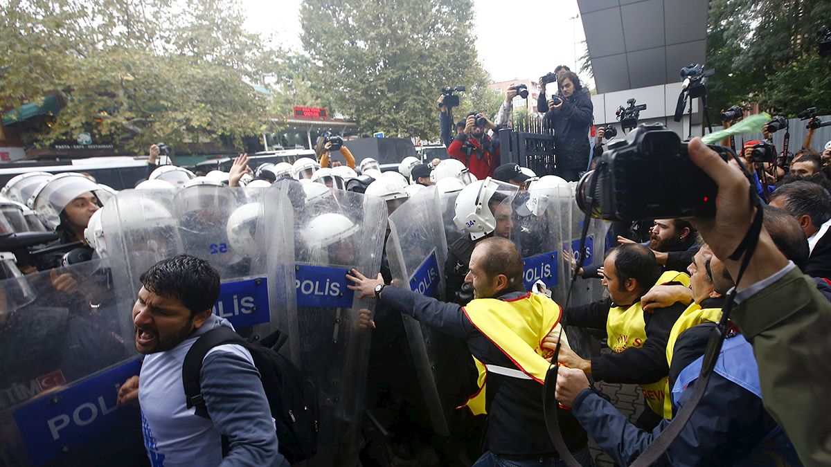 Ankara katliamını anma yürüyüşlerine polis engeli