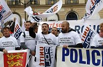 Polícias franceses manifestam-se diante do ministério da Justiça