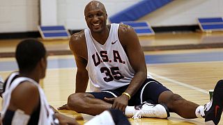 NBA: ex star Lamar Odom trovato svenuto in un bordello, è in condizioni critiche