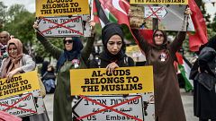 Image: Women protesters hold placards reading "Al Quds belongs to muslims" 