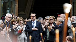 Referendo leva presidente da Catalunha a tribunal com mais de 3000 apoiantes à porta