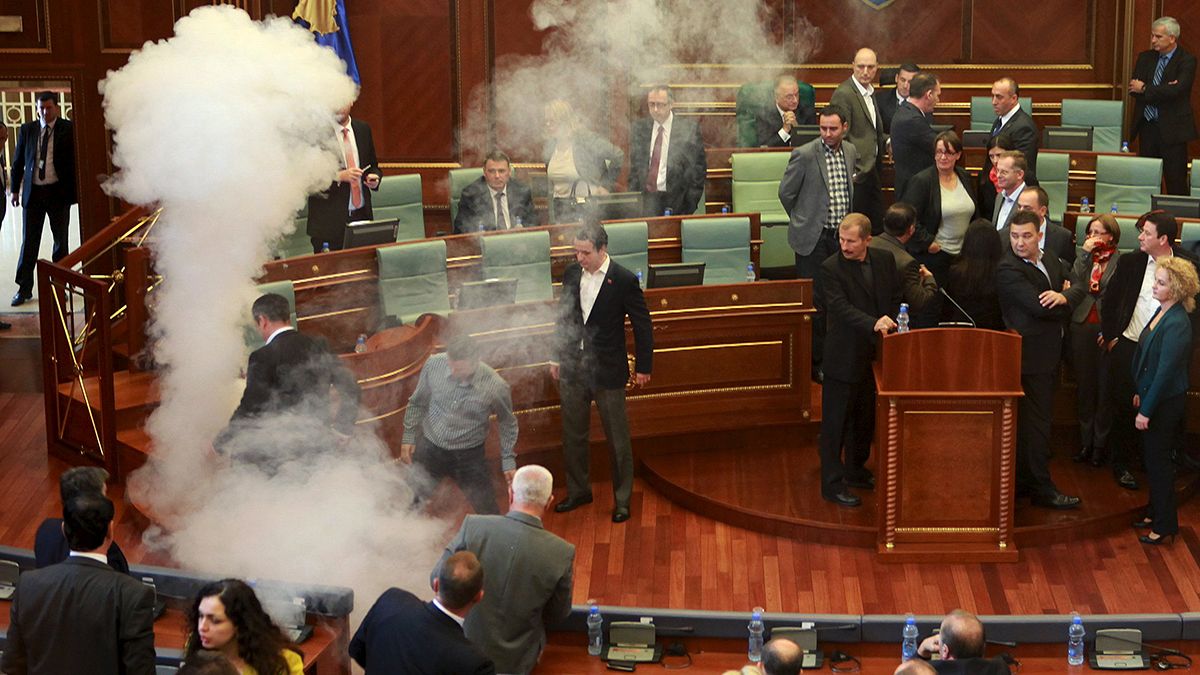 Ärger über Serbien-Abkommen: Wieder Rauchbomben im Kosovo-Parlament