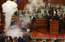El Parlamento de Kósovo de nuevo bajo gases lacrimógenos