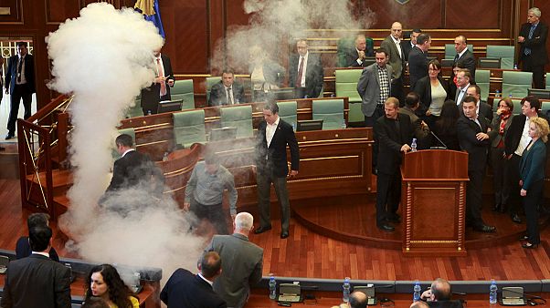 Kosovo: Deputados da oposição voltam a lançar gás lacrimogéneo no Parlamento Kosovo: Deputados da oposição voltam a lançar gás lacrimogéneo no Parlamento
