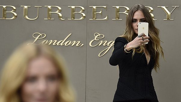 La Cina stringe la cinghia: crollano le vendite di Burberry La Cina stringe la cinghia: crollano le vendite di Burberry