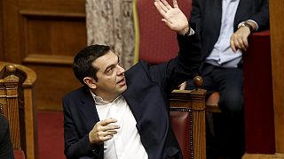 Parlamento grego aprova novas medidas de austeridade graças à maioria de Tsipras