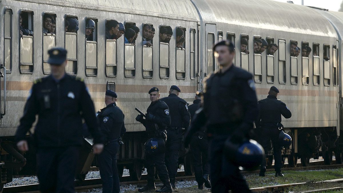 Поезда с мигрантами прибывают в Словению