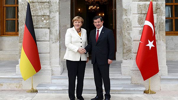 Ζωντανά η συνέντευξη τύπου Μέρκελ – Νταβούτογλου στην Κωνσταντινούπολη Ζωντανά η συνέντευξη τύπου Μέρκελ – Νταβούτογλου στην Κωνσταντινούπολη