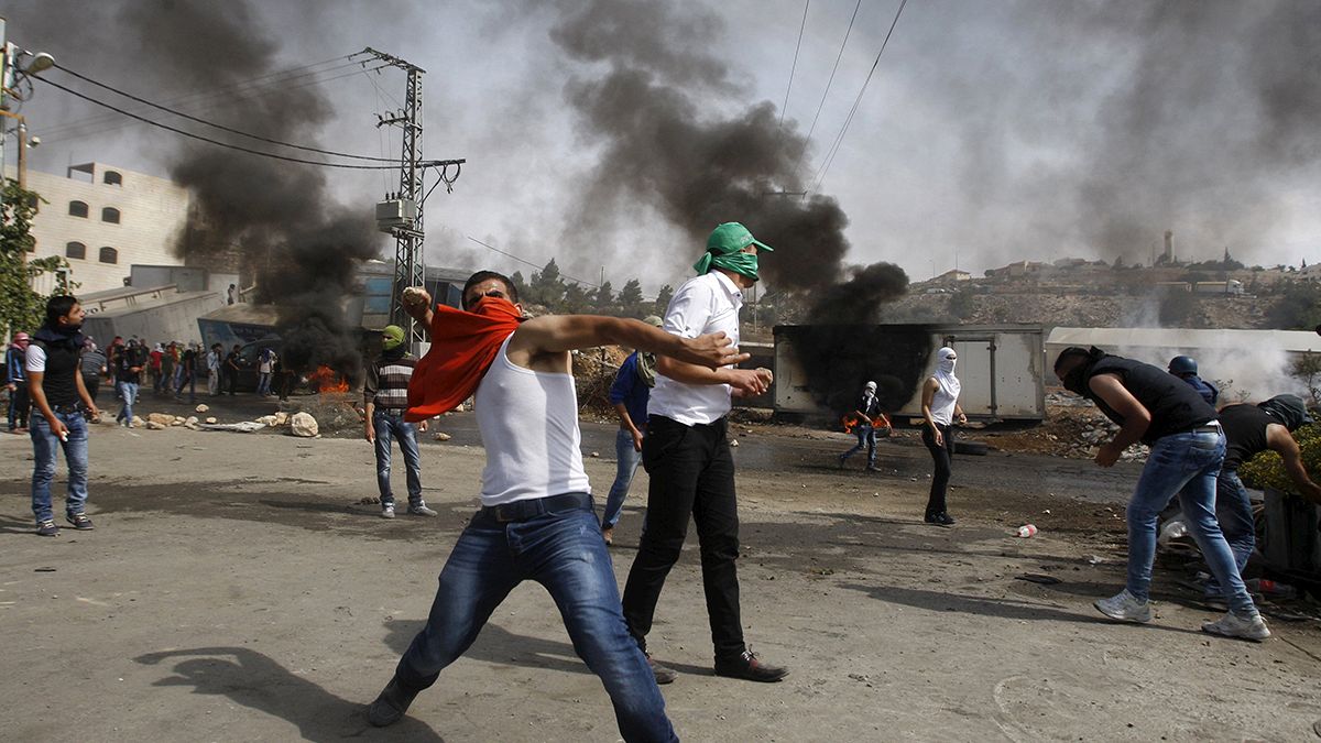 Un israelí muerto y seis heridos en atentado de dos palestinos en Beerseba