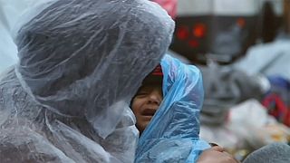 Flüchtlinge kämpfen gegen Regen, Schlamm und Kälte