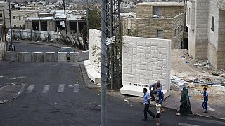 Israel-Palestinian conflict: building barriers